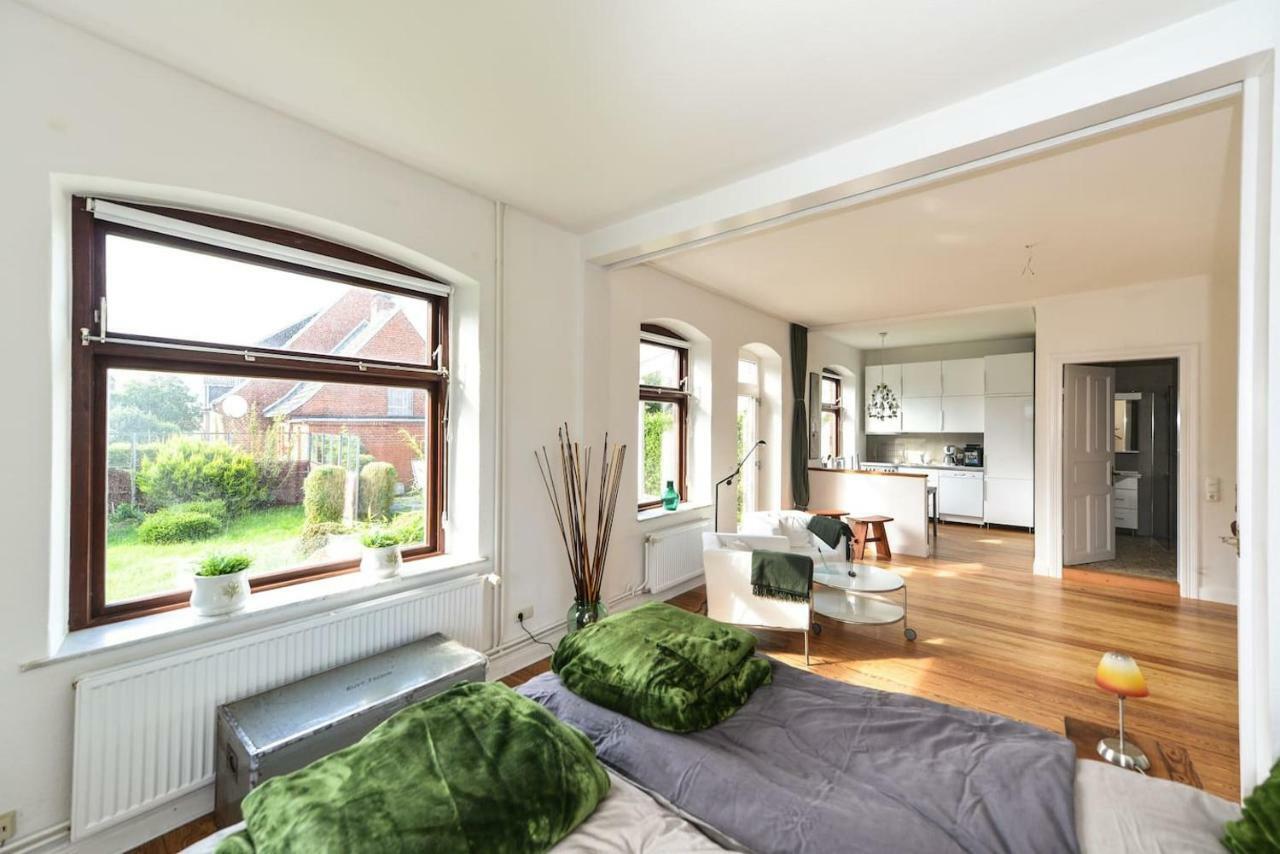 Kanalvilla: Canal-Side Holiday Apartments with Garden Sehestedt  Exterior photo